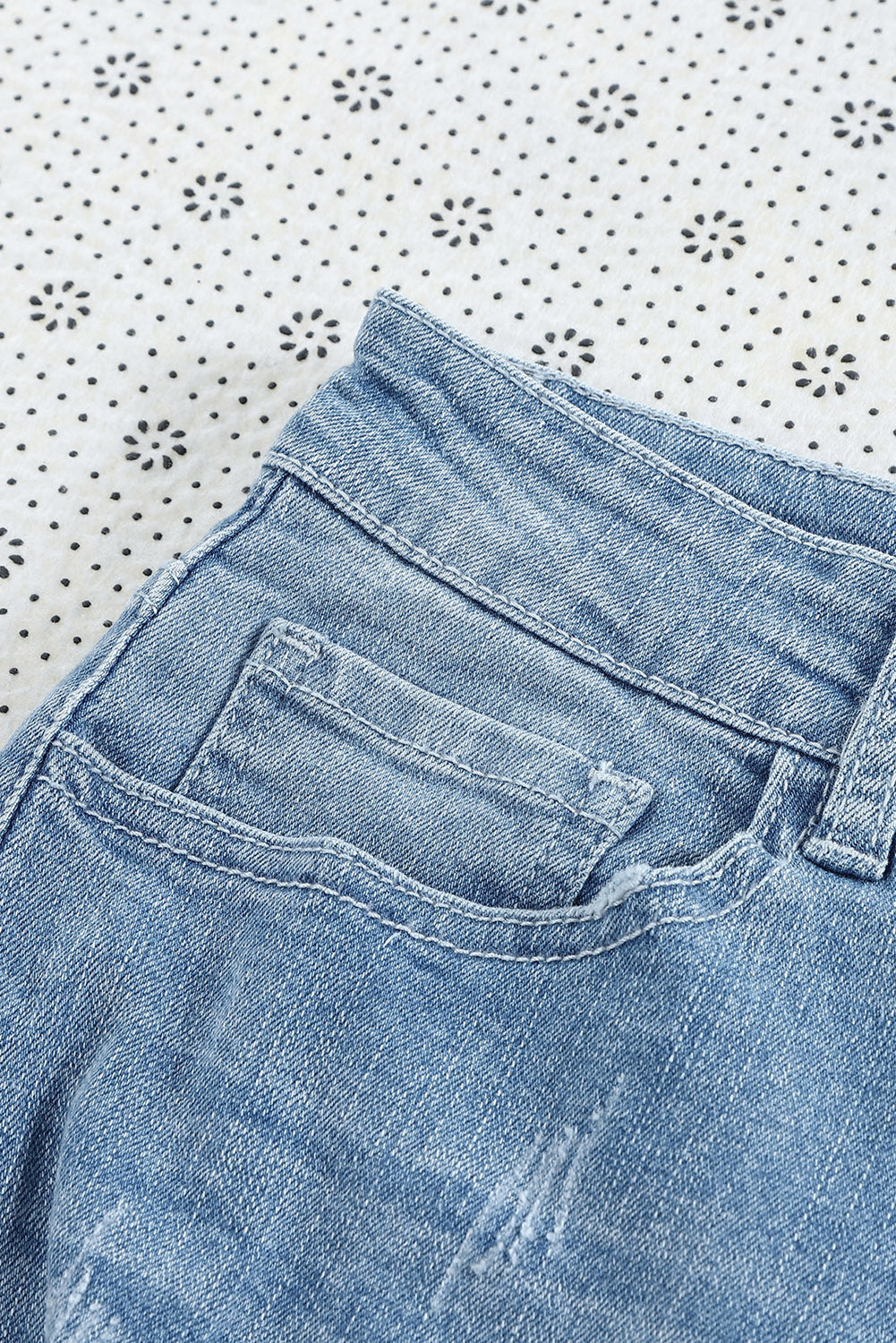 Pantaloncini di jeans con orlo arrotolato strappato casual azzurro