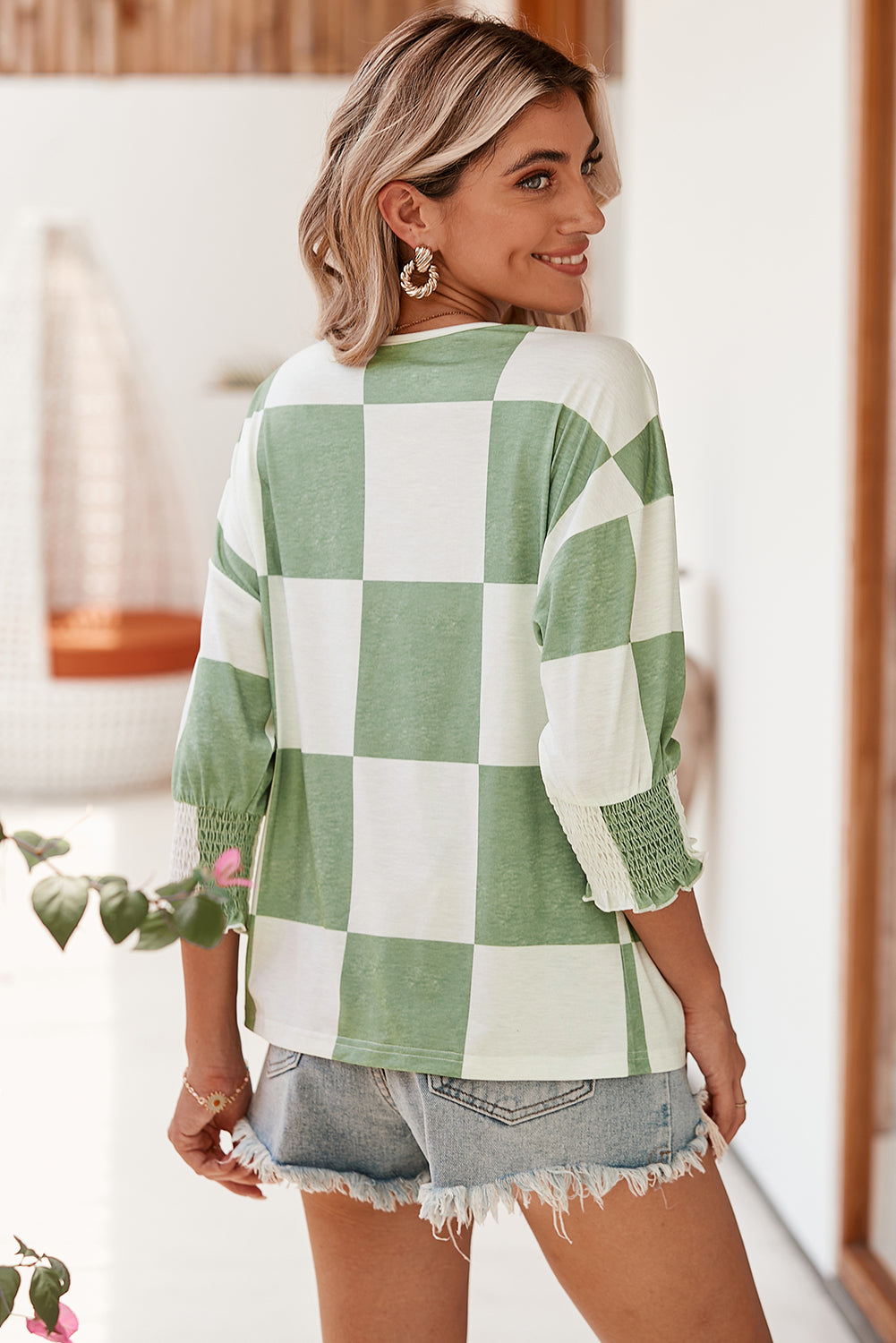 T-shirt con polsini smock con volant a quadretti verde erba