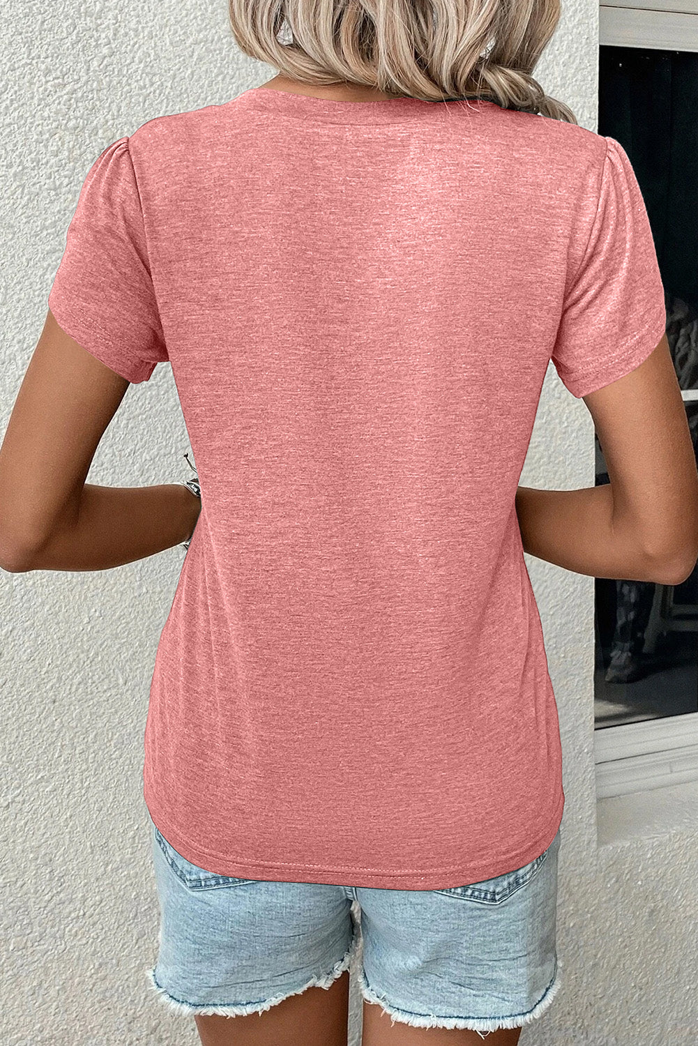 T-shirt con scollo a V con maniche a petalo rosa marrone chiaro