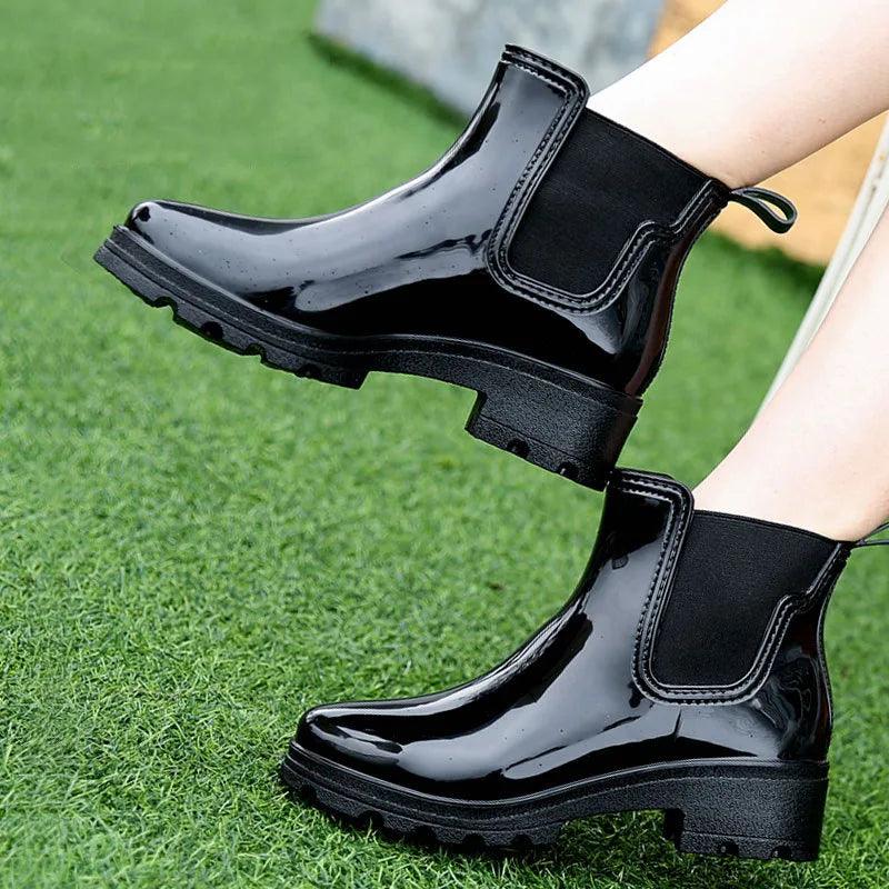 2022 nuova moda qualità signora scarpe di gomma PVC stivali da pioggia caldi stivali da pioggia a tubo basso elastico con tacco alto da donna brillante scarpe da donna
