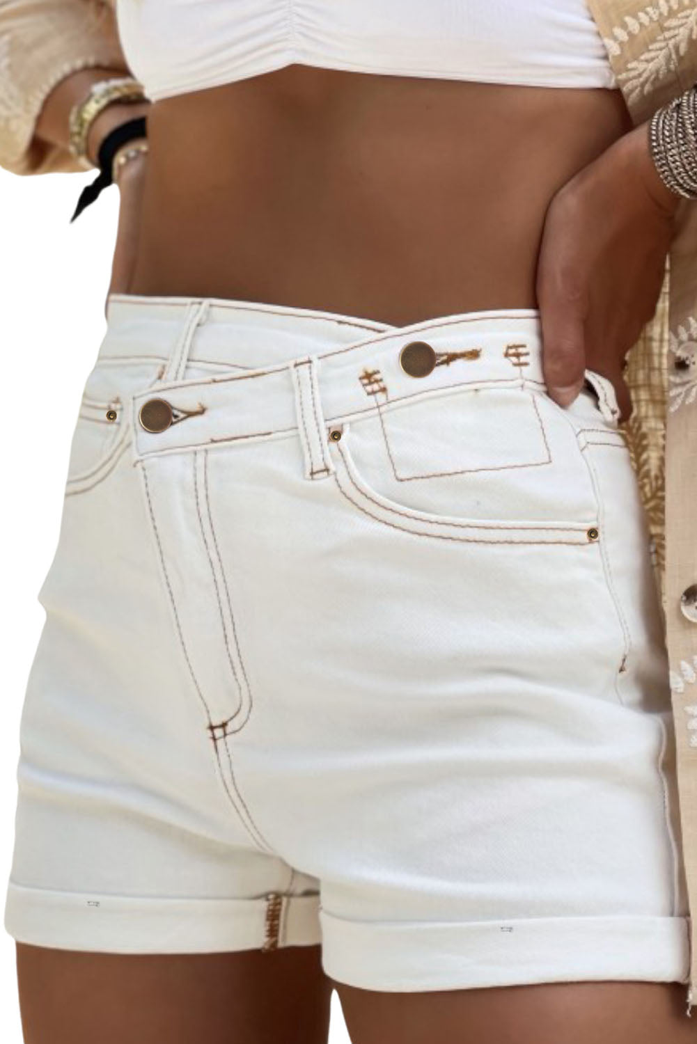 Pantaloncini di jeans bianchi asimmetrici con tasche a vita alta