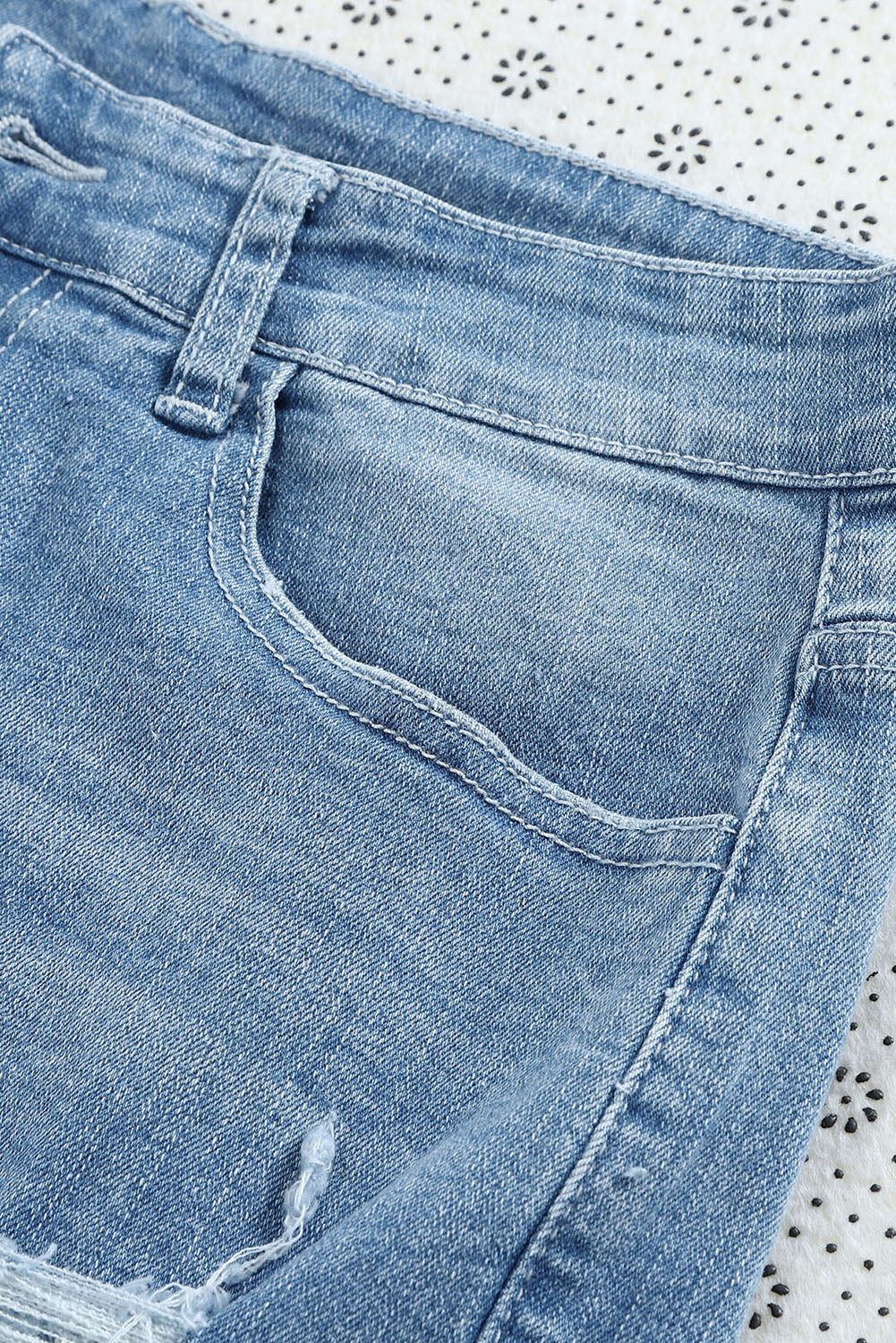 Pantaloncini di jeans con orlo arrotolato strappato casual azzurro